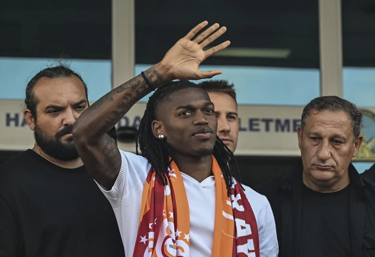 Rafael Leão arrives in Istanbul to complete Galatasaray transfer
